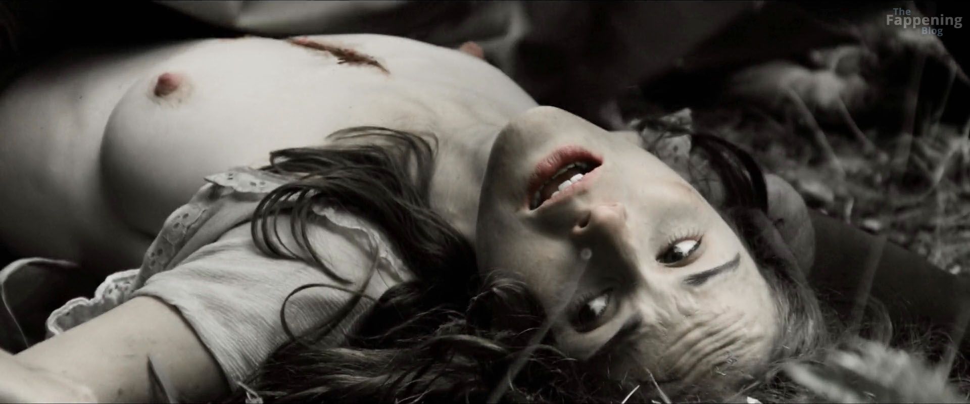 michelle-dockery-topless-scene-62375-the-fappening-pics_