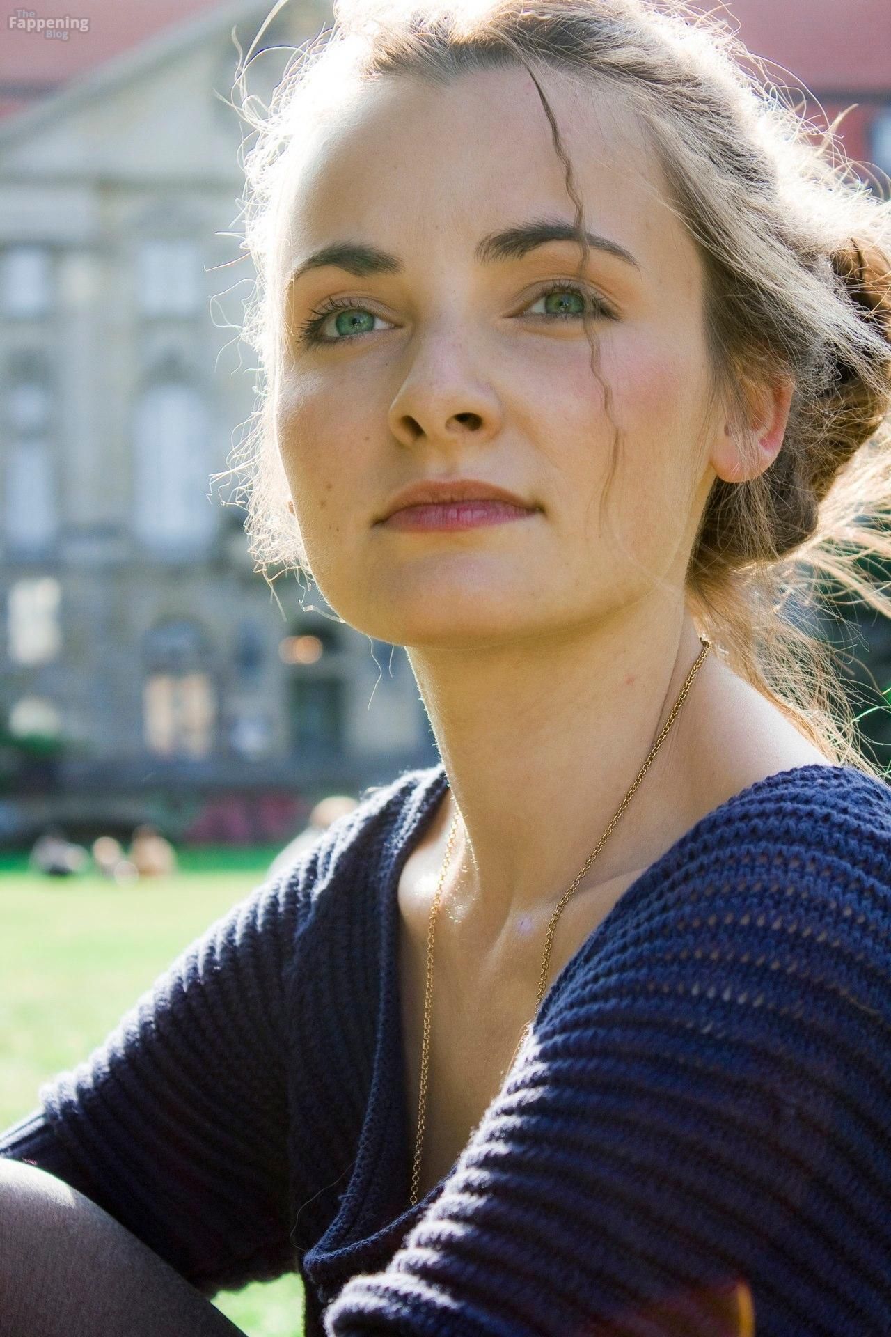 paula-schramm-doctors-diary-118577-the-fappening-pics_