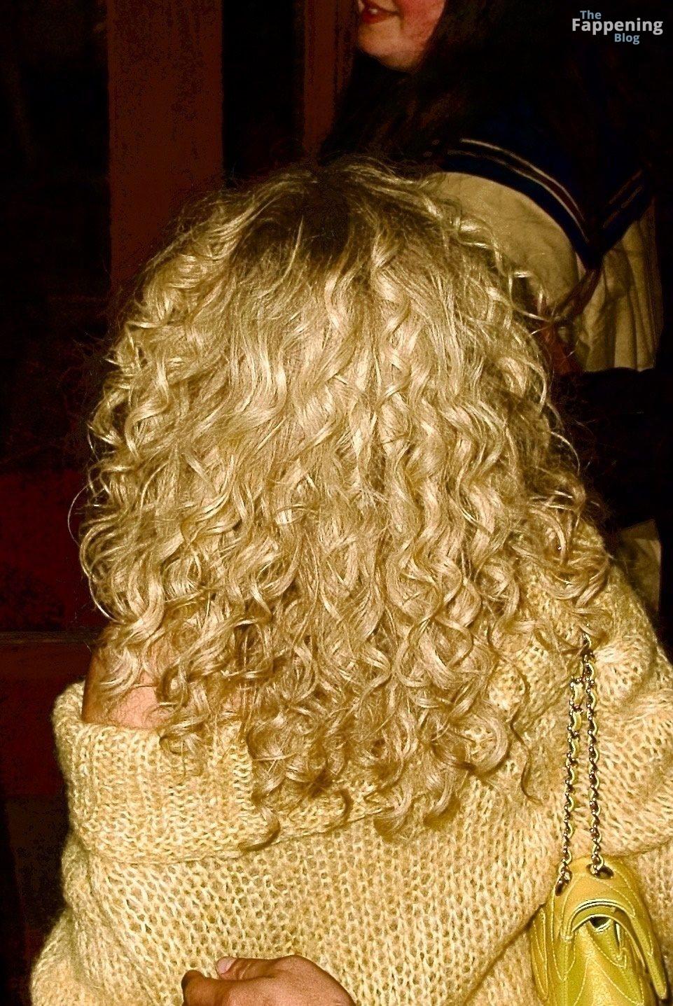 sabrina-carpenter-pantsless-bare-legs-sexy-snl-nyc-009-the-fappening-pics_