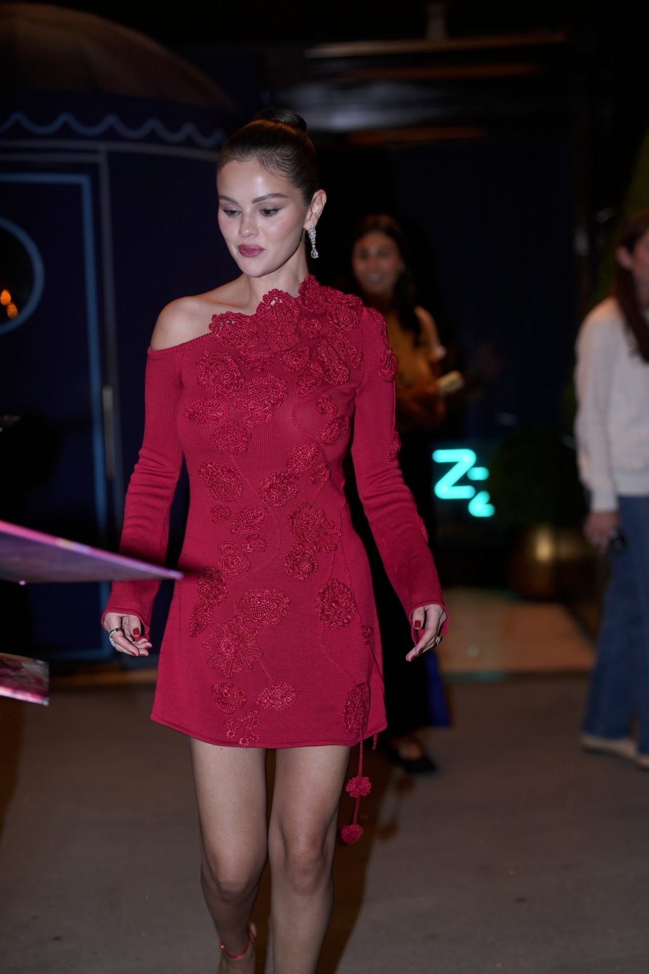 selena-gomez-red-mini-dress-hudson-yards-005-the-fappening-pics_-1