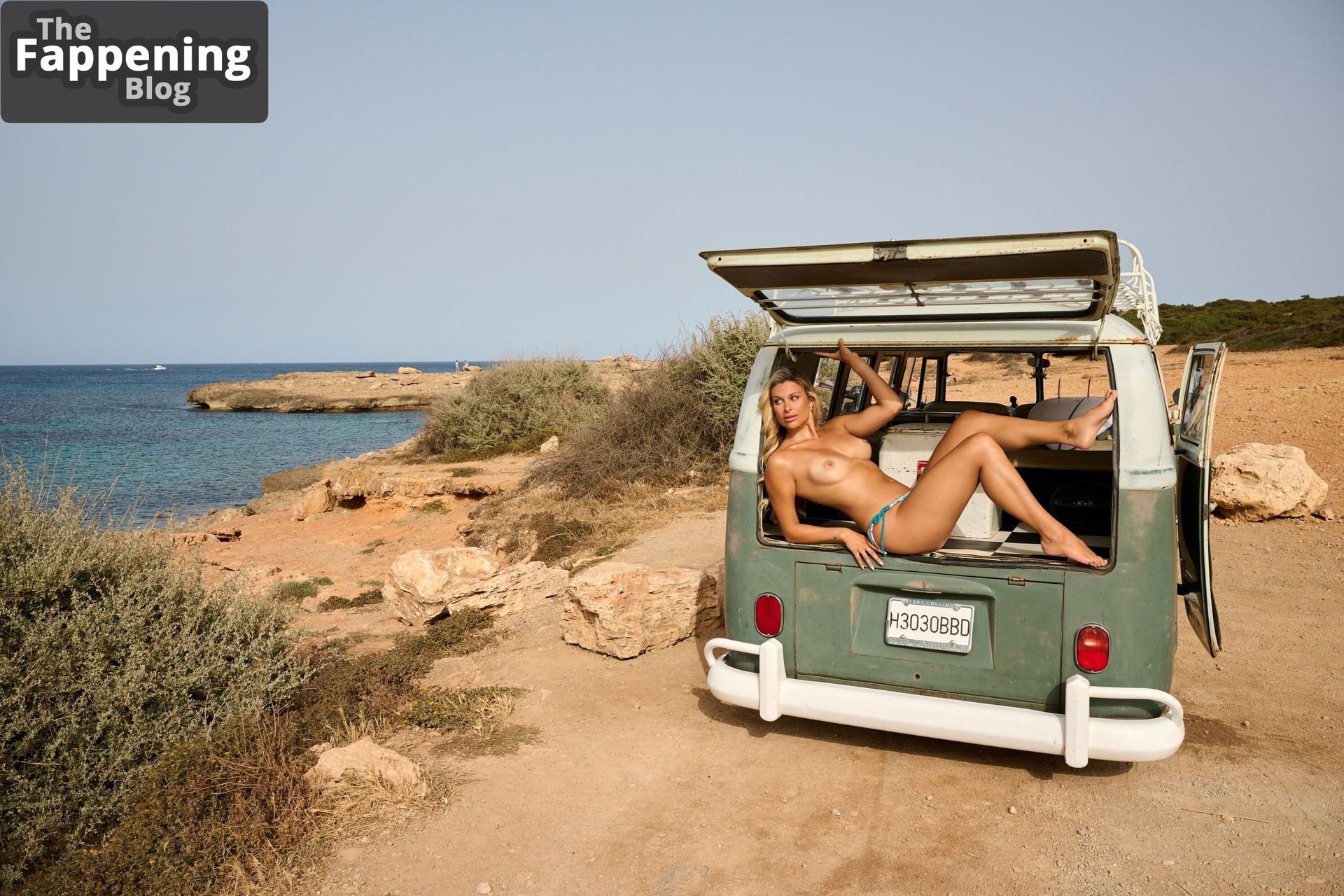 vanessa-schmitt-topless-38155-the-fappening-pics_