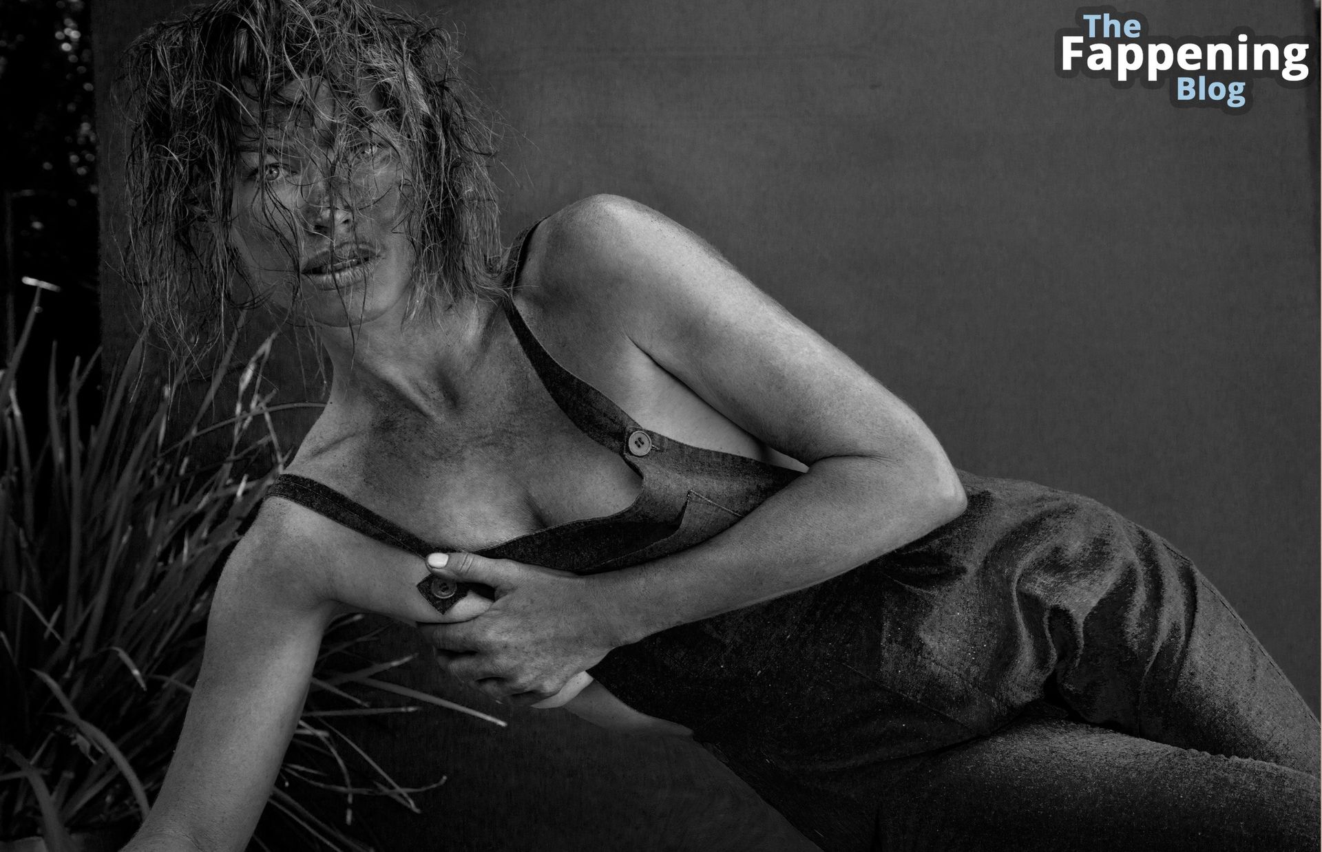 carre-otis-topless-5